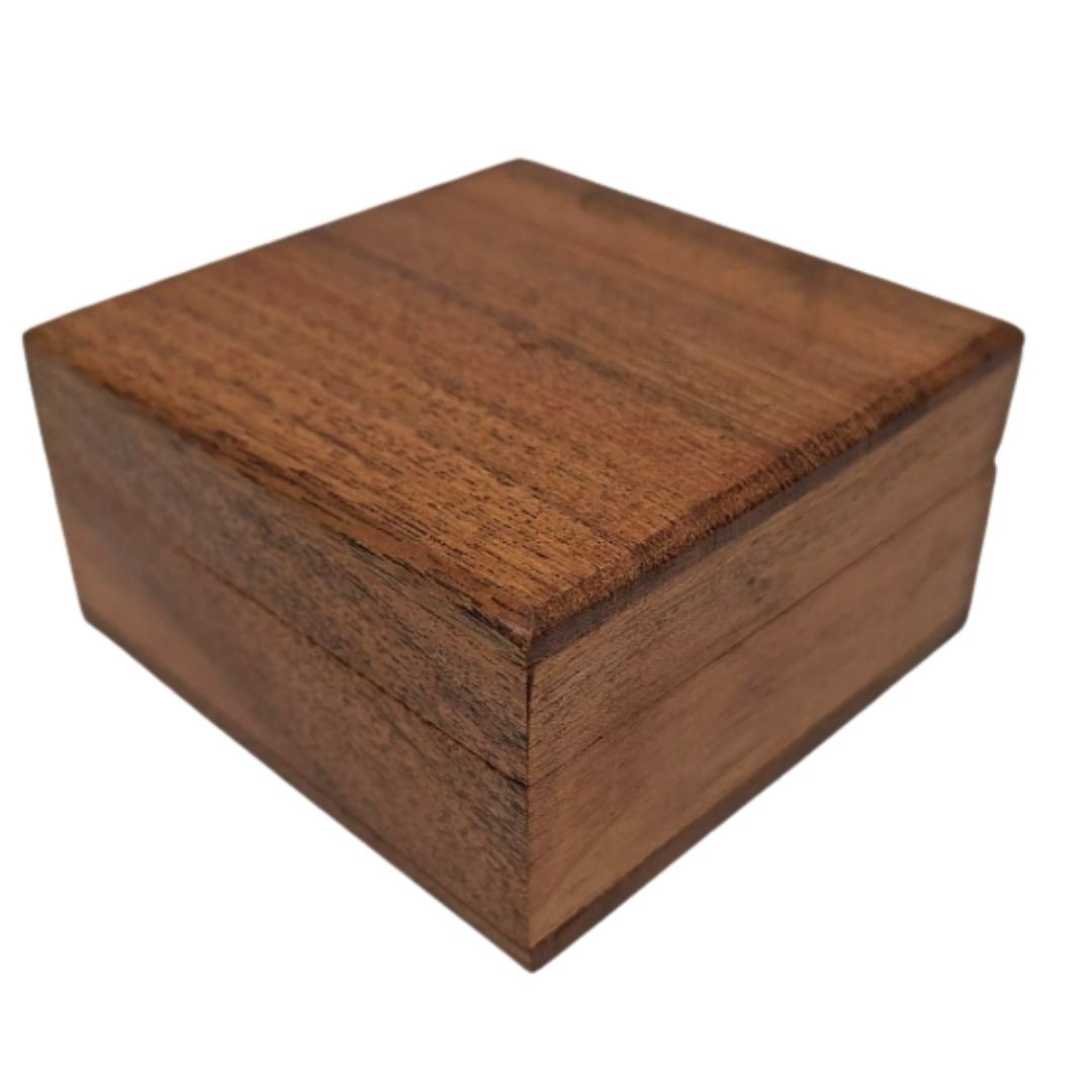 Ξύλινο κουτί δώρου-μπιζουτιέρα 8x8cm με μπλε σκούρο ένθετο και δυνατότητα εξατομίκευσης με χάραξη