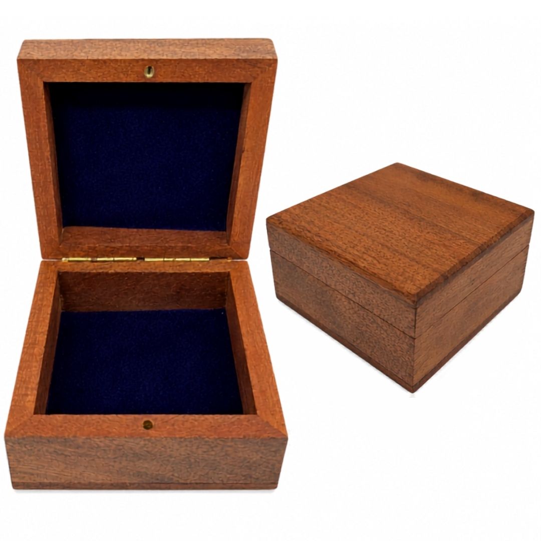 Ξύλινο κουτί δώρου-μπιζουτιέρα 8x8cm με μπλε σκούρο ένθετο και δυνατότητα εξατομίκευσης με χάραξη