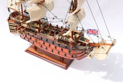 Συναρμολογημένο μοντέλο ιστιοφόρου HMS Victory 54 cm - χειροποίητο αντίγραφο με δυνατότητα εξατομίκευσης με χάραξη - ιδανικό δώρο για λάτρεις της ιστιοπλοΐας - υψηλή ποιότητα, κομψή ξύλινη βάση