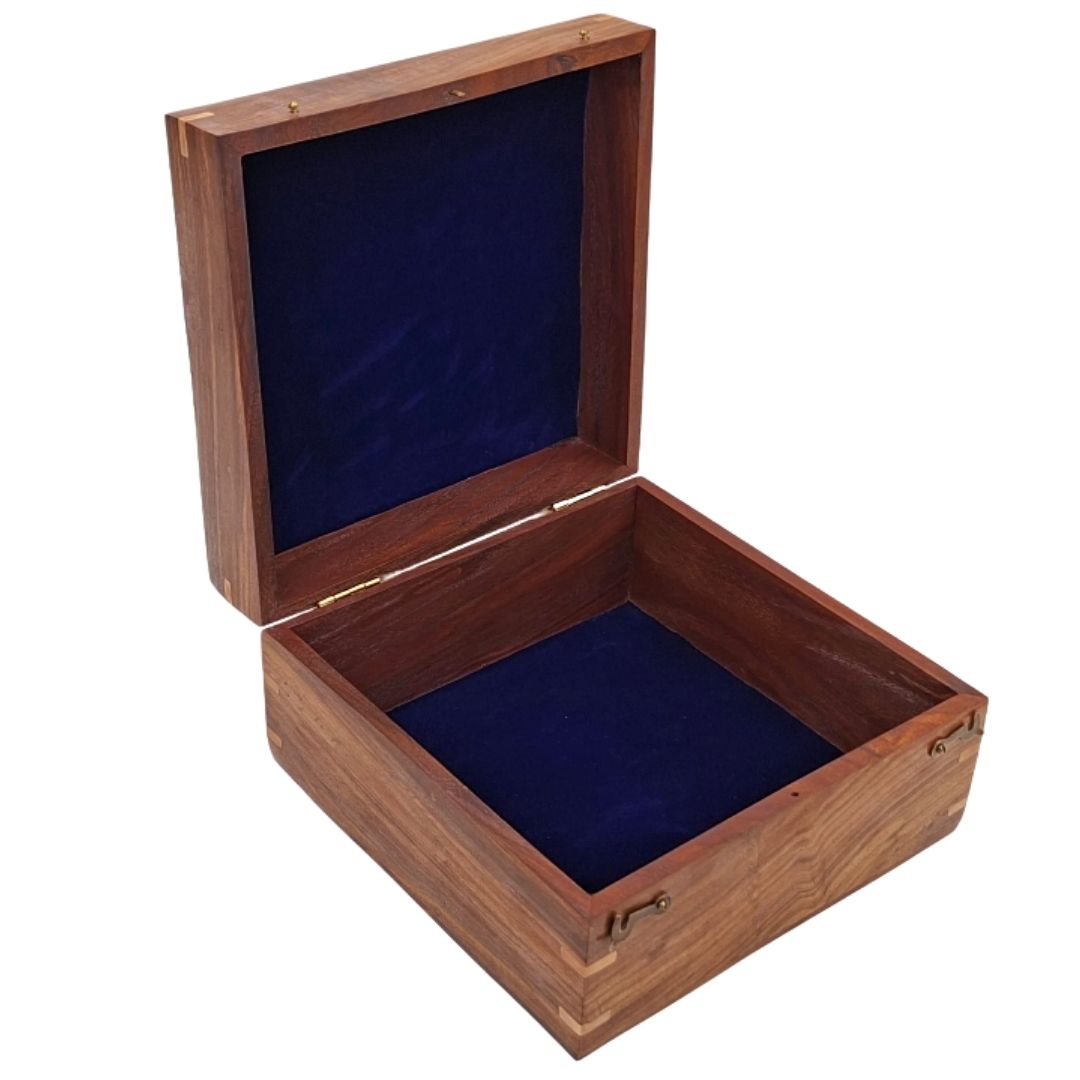 Eleganckie Drewniane Pudełko Prezentowe 20x20x11 cm z Granatową Wypraską i Opcją Personalizacji Grawerem