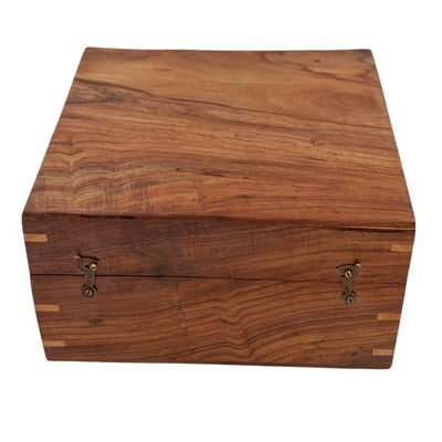 Eleganckie Drewniane Pudełko Prezentowe 20x20x11 cm z Granatową Wypraską i Opcją Personalizacji Grawerem