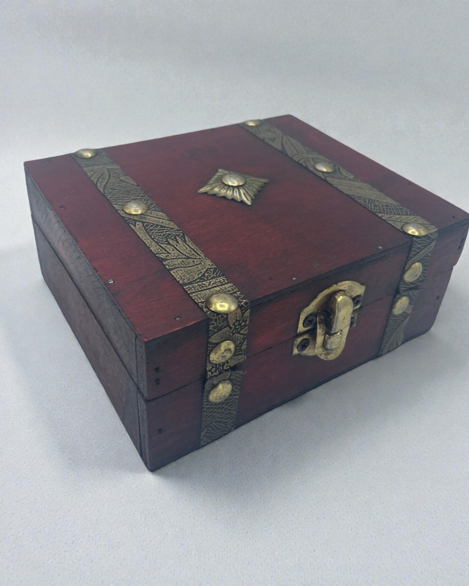 Herbaciany Kuferek Rubinowy – Kwadratowa Skrzynka Brązowa