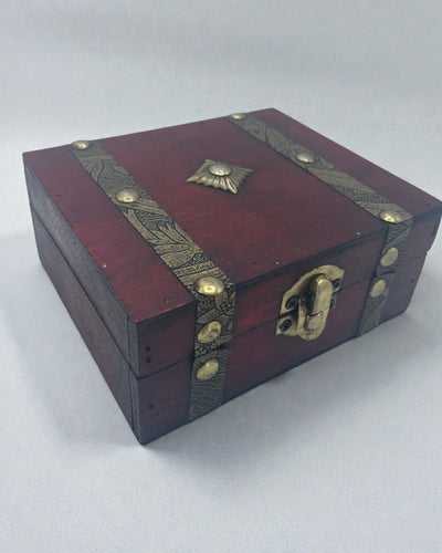 Herbaciany Kuferek Rubinowy – Kwadratowa Skrzynka Brązowa