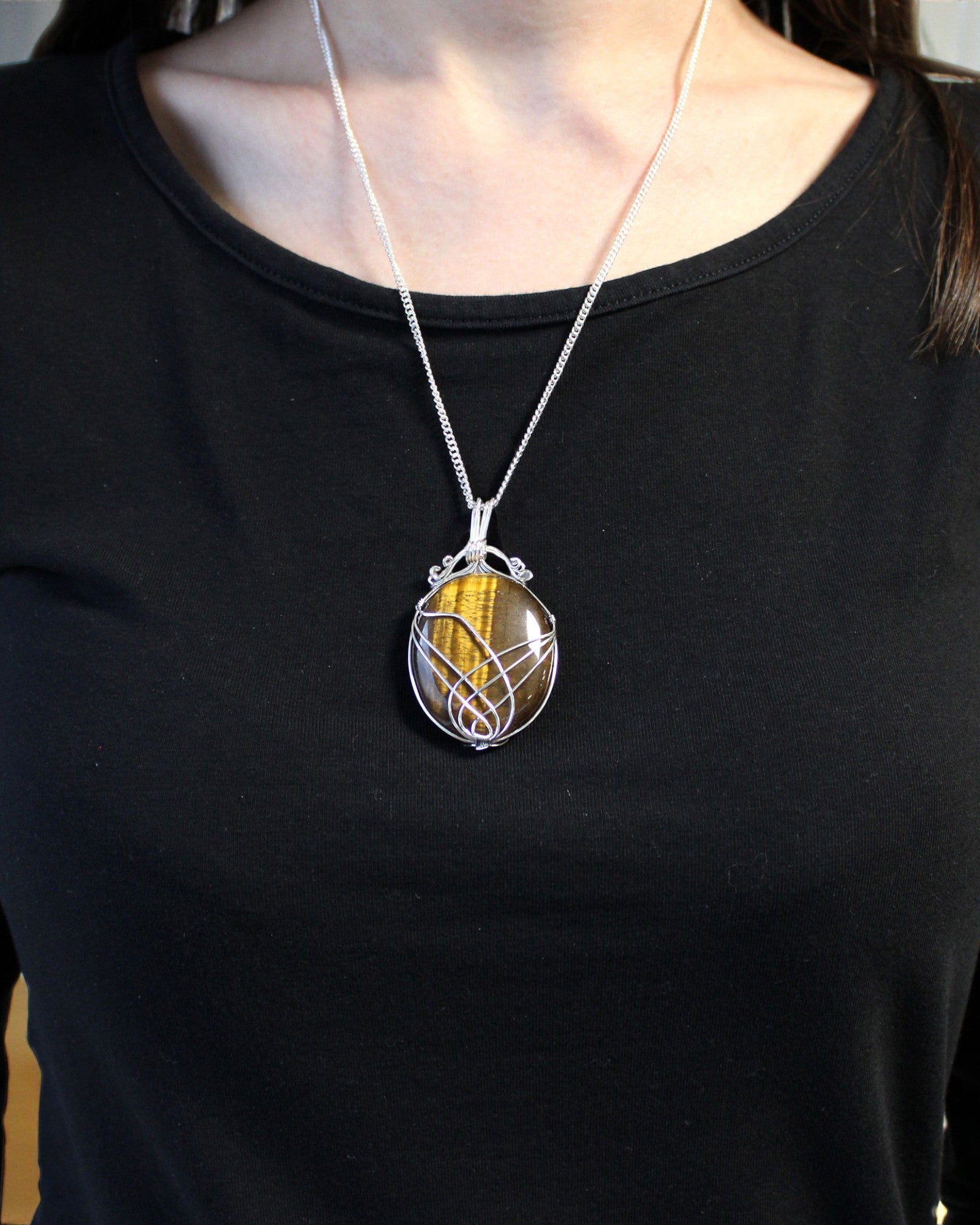 Σπείρα Δύναμης – Χειροποίητο Πλεγμένο Κολιέ με Μάτι Τίγρης