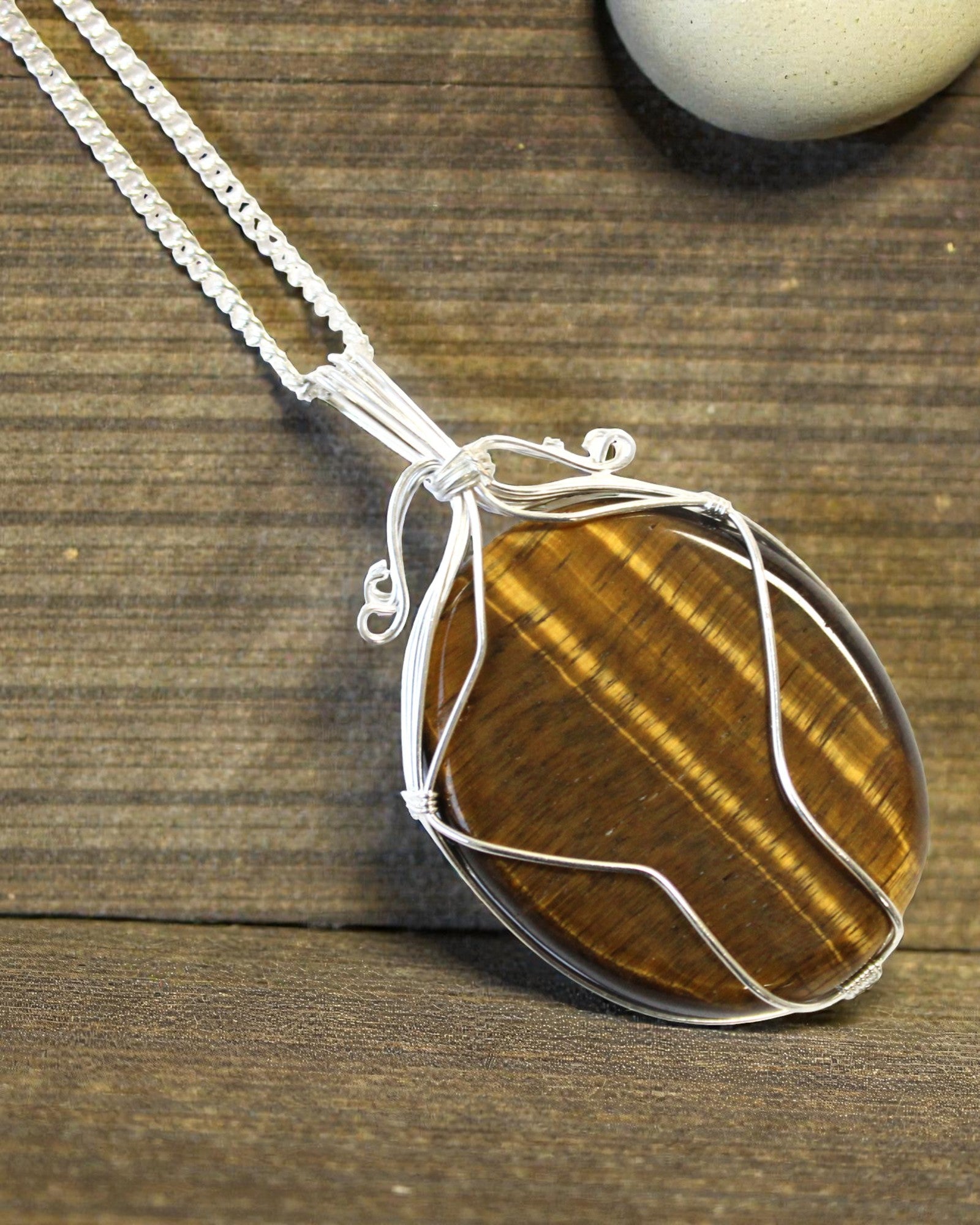 Σπείρα Δύναμης – Χειροποίητο Πλεγμένο Κολιέ με Μάτι Τίγρης