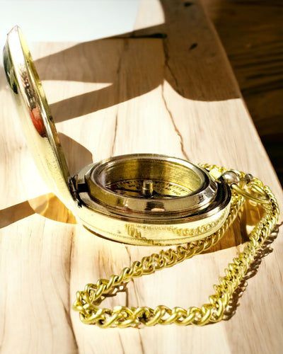 Złotego koloru Kompas Przygoda – Elegancki Nawigator Odkryć