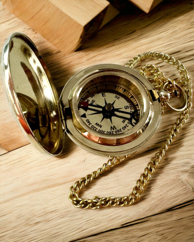 Złotego koloru Kompas Przygoda – Elegancki Nawigator Odkryć