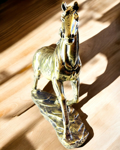 Αγαλματίδιο Αλόγου σε Γκαλόπ από Ρητίνη με Επιλογή Χαράγματος