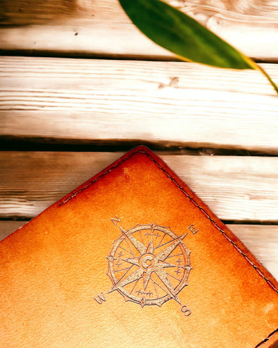 Θήκη "Ταξιδιώτη" - Δερμάτινη Συσκευασία για Διαβατήριο, εξατομίκευση με χάραξη - 2 χρωματικές παραλλαγές