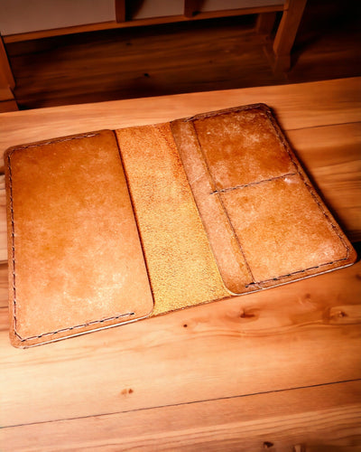 Θήκη "Ταξιδιώτη" - Δερμάτινη Συσκευασία για Διαβατήριο, εξατομίκευση με χάραξη - 2 χρωματικές παραλλαγές