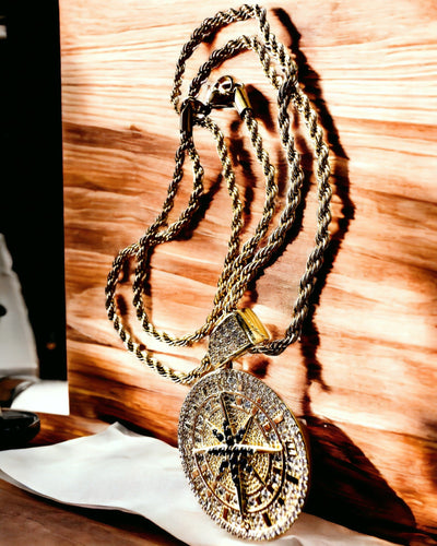 Naszyjnik z Zawieszką Kompasem w Stylu Glamour z Cyrkoniami dla Kobiet i Mężczyzn - kolor złoty, grawer