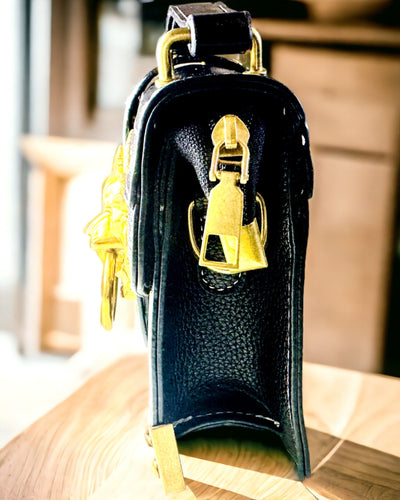 Μοντέρνα Τετράγωνη Τσάντα Ώμου με Λεπτομέρεια Λιοντάρι - χρώμα μαύρο