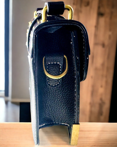 Μοντέρνα Τετράγωνη Τσάντα Ώμου με Λεπτομέρεια Λιοντάρι - χρώμα μαύρο