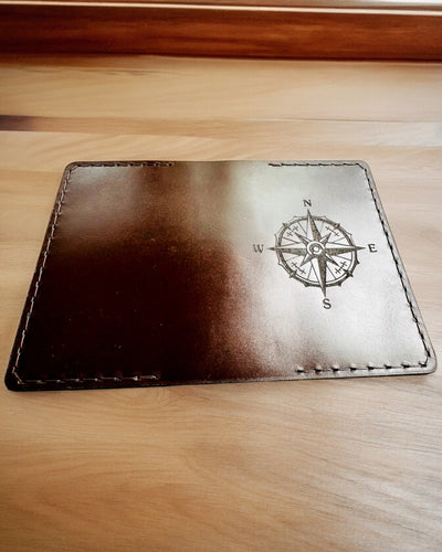 Θήκη "Ταξιδιώτη" - Δερμάτινη Συσκευασία για Διαβατήριο, εξατομίκευση με χάραξη - 2 χρωματικές παραλλαγές