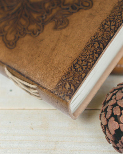 Sylva Spirit – Δερμάτινο Σημειωματάριο «Πράσινος Άνθρωπος» με Μεταλλικό Κούμπωμα