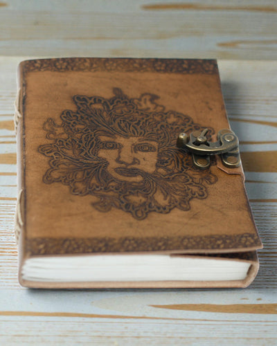 Sylva Spirit – Δερμάτινο Σημειωματάριο «Πράσινος Άνθρωπος» με Μεταλλικό Κούμπωμα