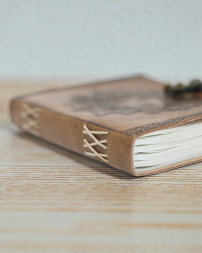 Sylva Spirit – Δερμάτινο Σημειωματάριο «Πράσινος Άνθρωπος» με Μεταλλικό Κούμπωμα