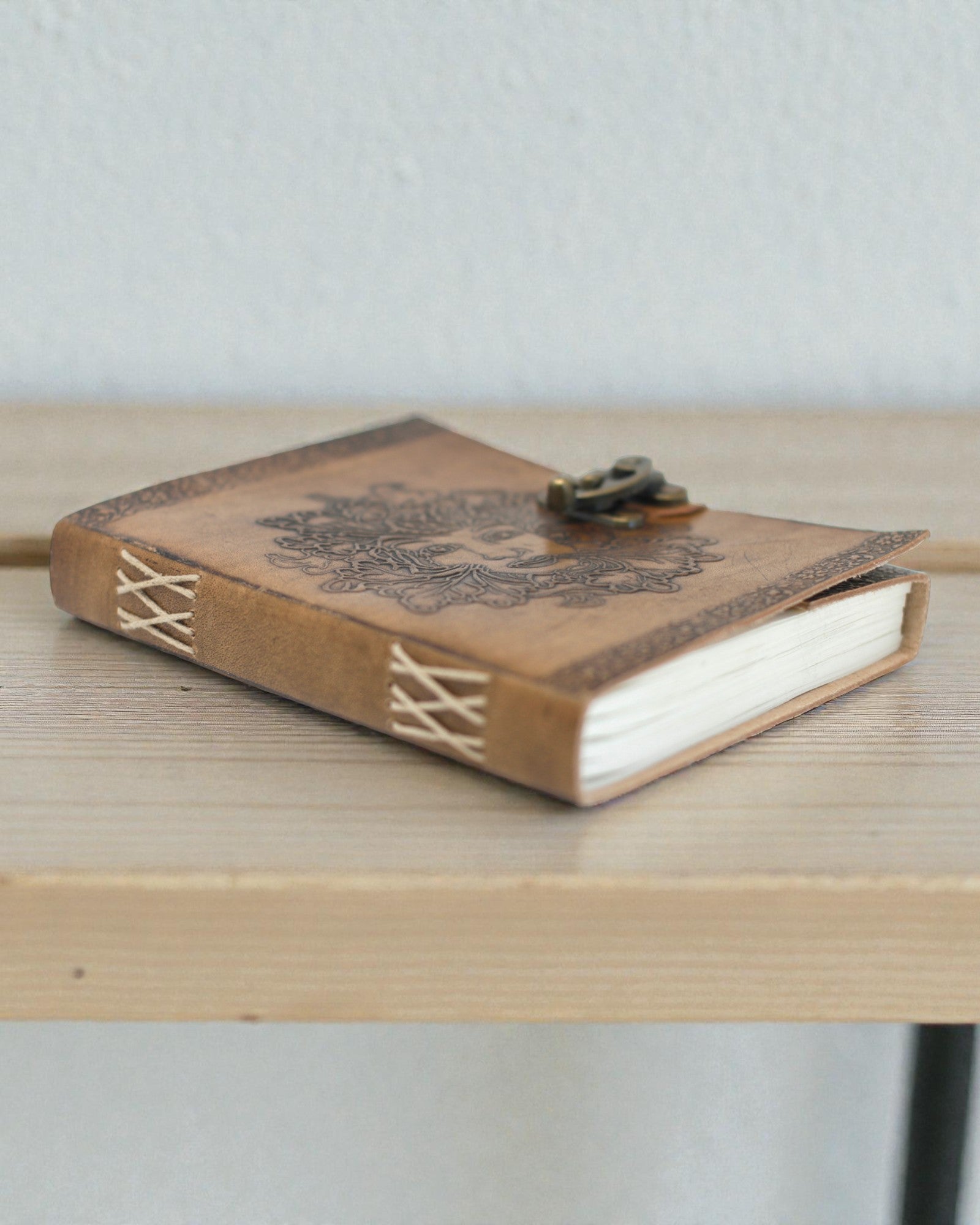 Sylva Spirit – Δερμάτινο Σημειωματάριο «Πράσινος Άνθρωπος» με Μεταλλικό Κούμπωμα