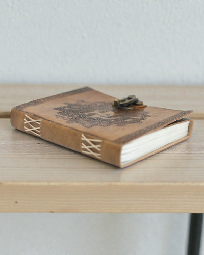 Sylva Spirit – Δερμάτινο Σημειωματάριο «Πράσινος Άνθρωπος» με Μεταλλικό Κούμπωμα