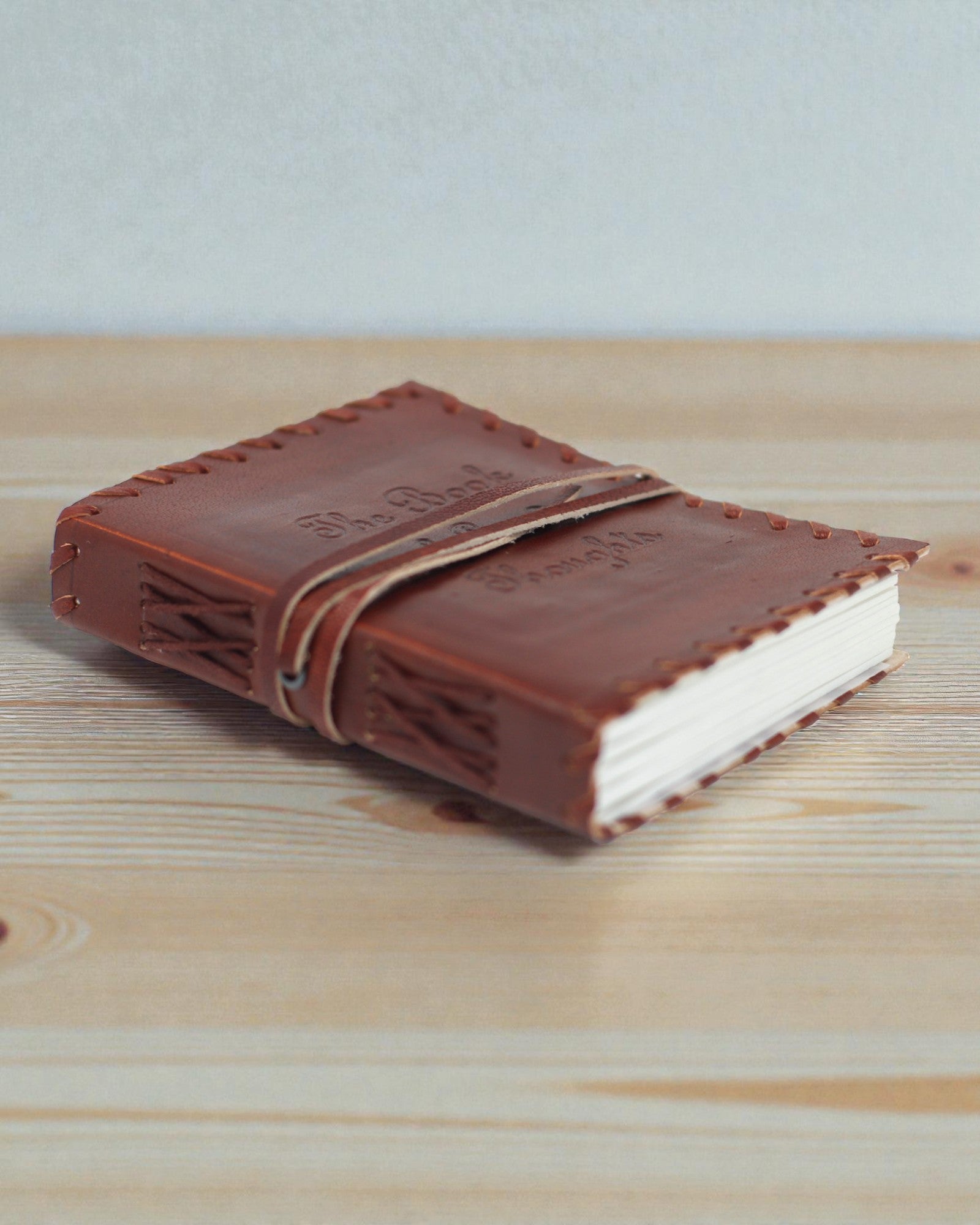 Liber Mentis – Δερμάτινο Σημειωματάριο «Βιβλίο των Σκέψεων» με Περιτυλιγόμενο Λουρί