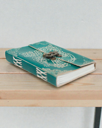 Turkusowy Skórzany Notatnik „Peace” z Zamkiem – Harmonia & Spokój (18 x 13 cm)