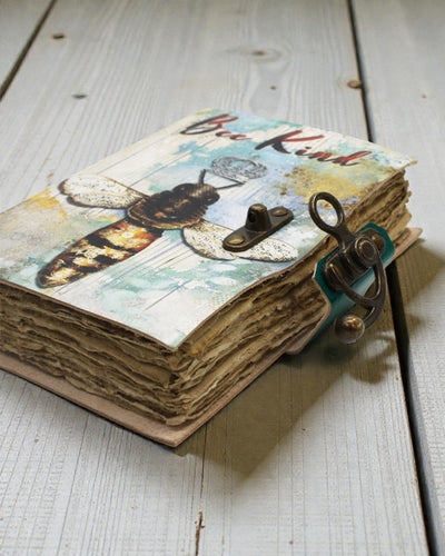 Apis Artis – Δερμάτινο σημειωματάριο «Να είσαι καλόκαρδος» με παλαιωμένες σελίδες