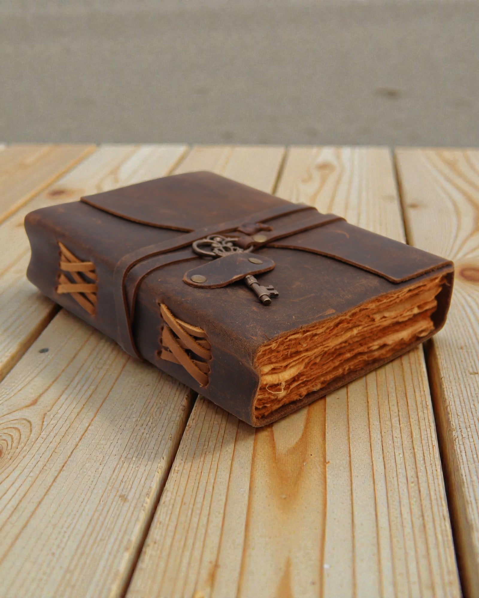 Notatnik Olejowanej Skóry z Kluczem Sekretów – Vintage Journal 13 × 18 cm