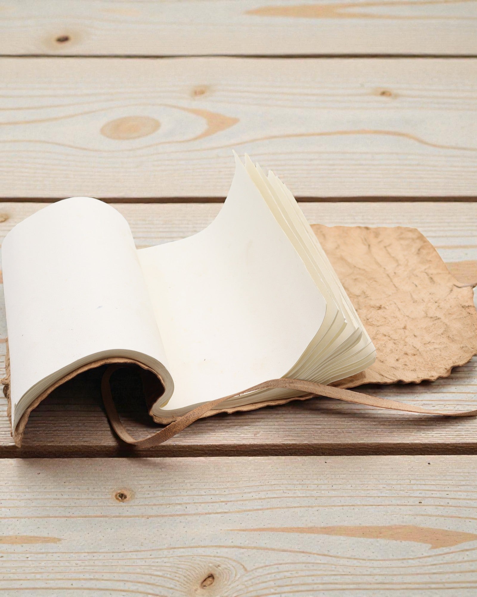 Τυλιχτό Δερμάτινο Ταξιδιωτικό Τετράδιο Σημειώσεων – Φυσικό (21 x 15 cm)