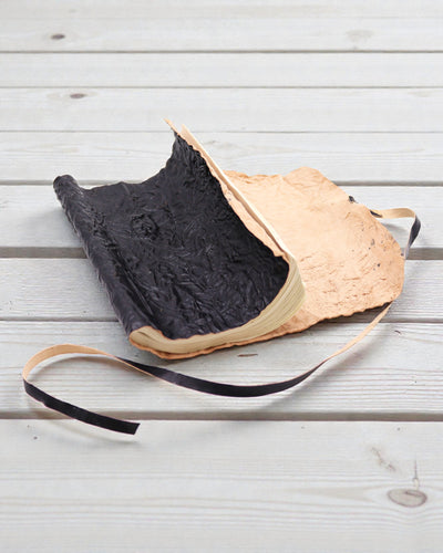 Τυλιγόμενο δερμάτινο σημειωματάριο ταξιδιώτη Νομάδα Μαύρο – 21 × 15 cm