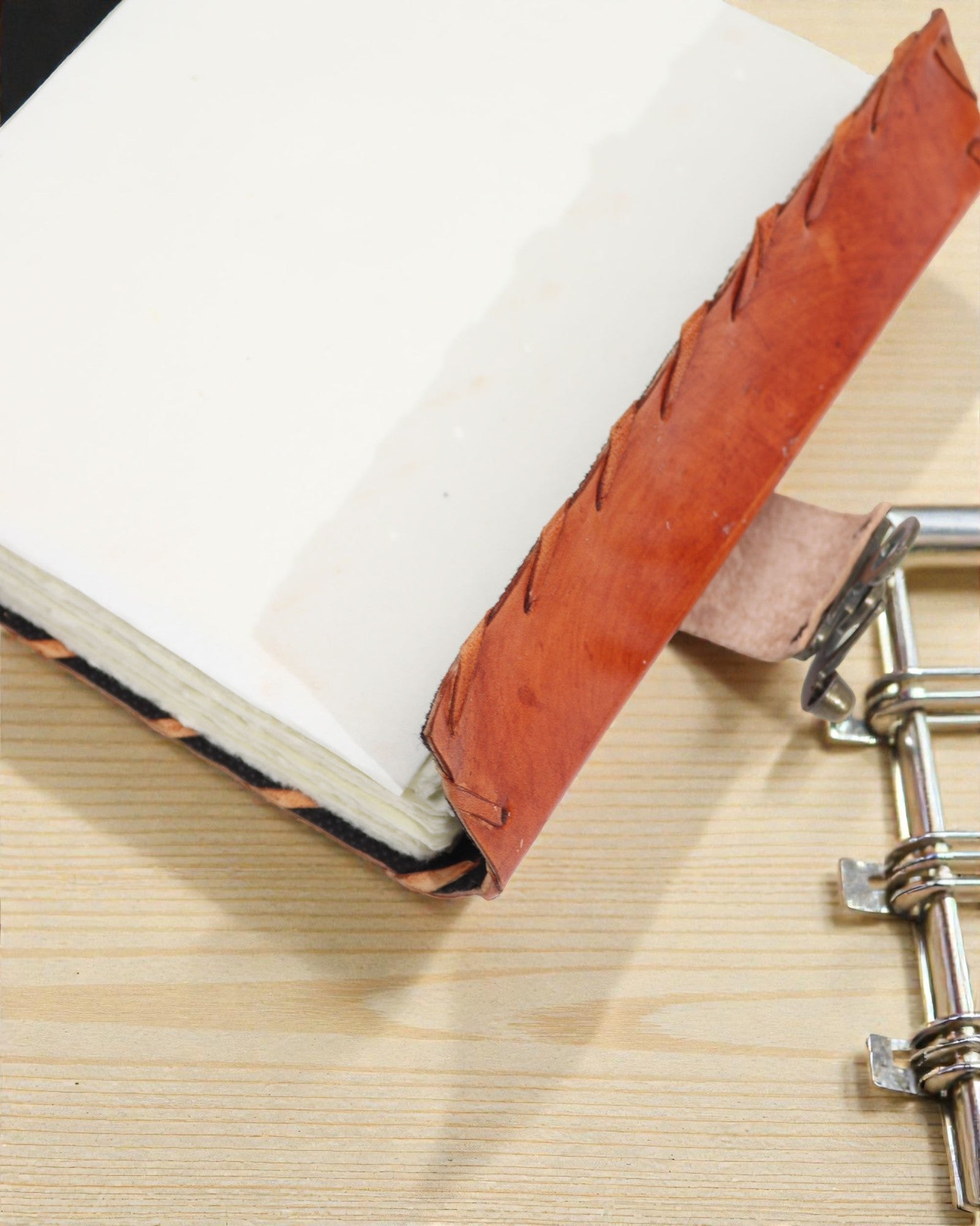 Solarius Guard – Δερμάτινο Σημειωματάριο Κακού Ματιού με Χειροποίητες Ραφές