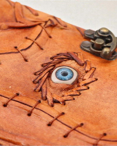 Oculus Noctis – Skórzany Notatnik Złego Oka z Metalowym Zapięciem