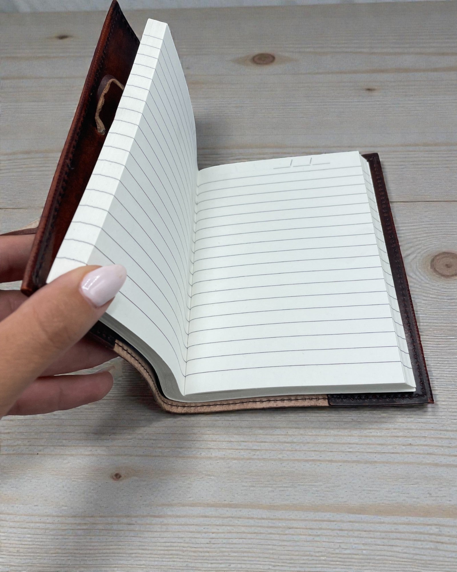 Vita Arboris – Μικρό δερμάτινο σημειωματάριο «Δέντρο της Ζωής» με πράσινη πέτρα