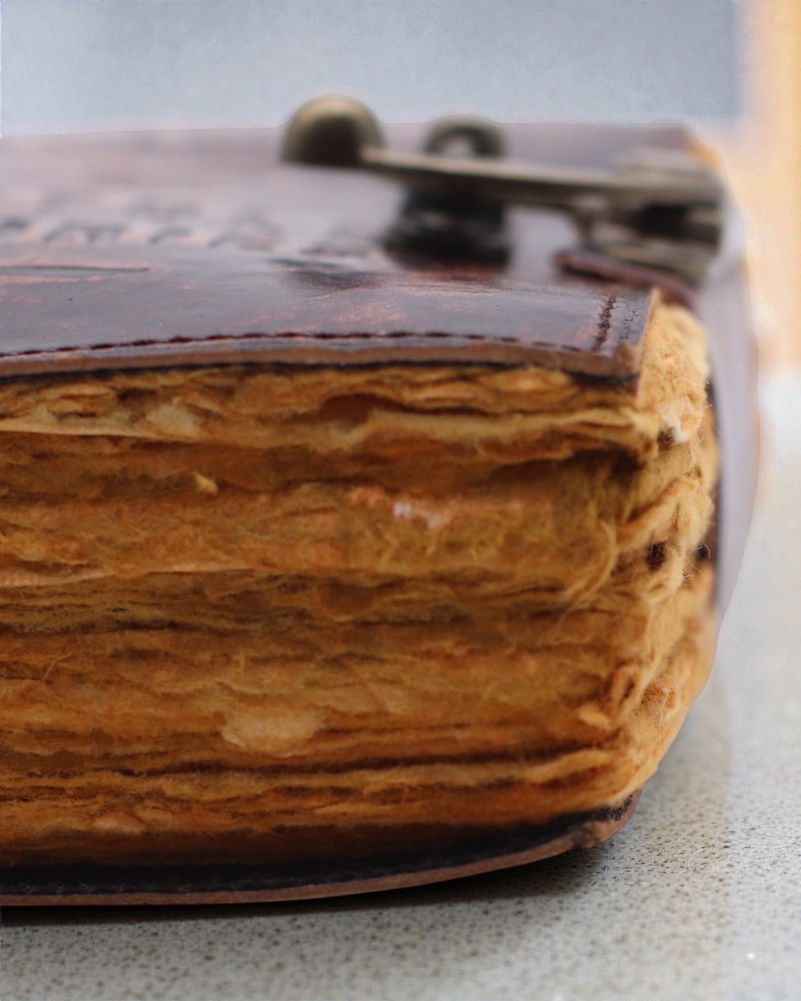 Antiqua Stories – skórzany notatnik z postarzanymi kartkami 15 × 10 cm, The Notes of Untold Stories