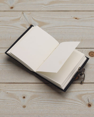 Skórzany Notatnik Motywacyjny Never Give Up On Your Dreams – 17,8 × 12,7 cm