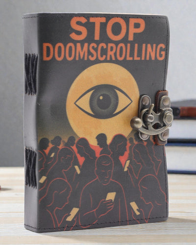 Skórzany Notatnik z Nadrukiem – Stop Doomscrolling (17,8 × 12,7 cm)