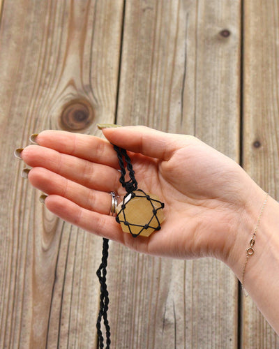 Εξάγωνο του Ήλιου – Κολιέ μακραμέ με κίτρινο χαλαζία