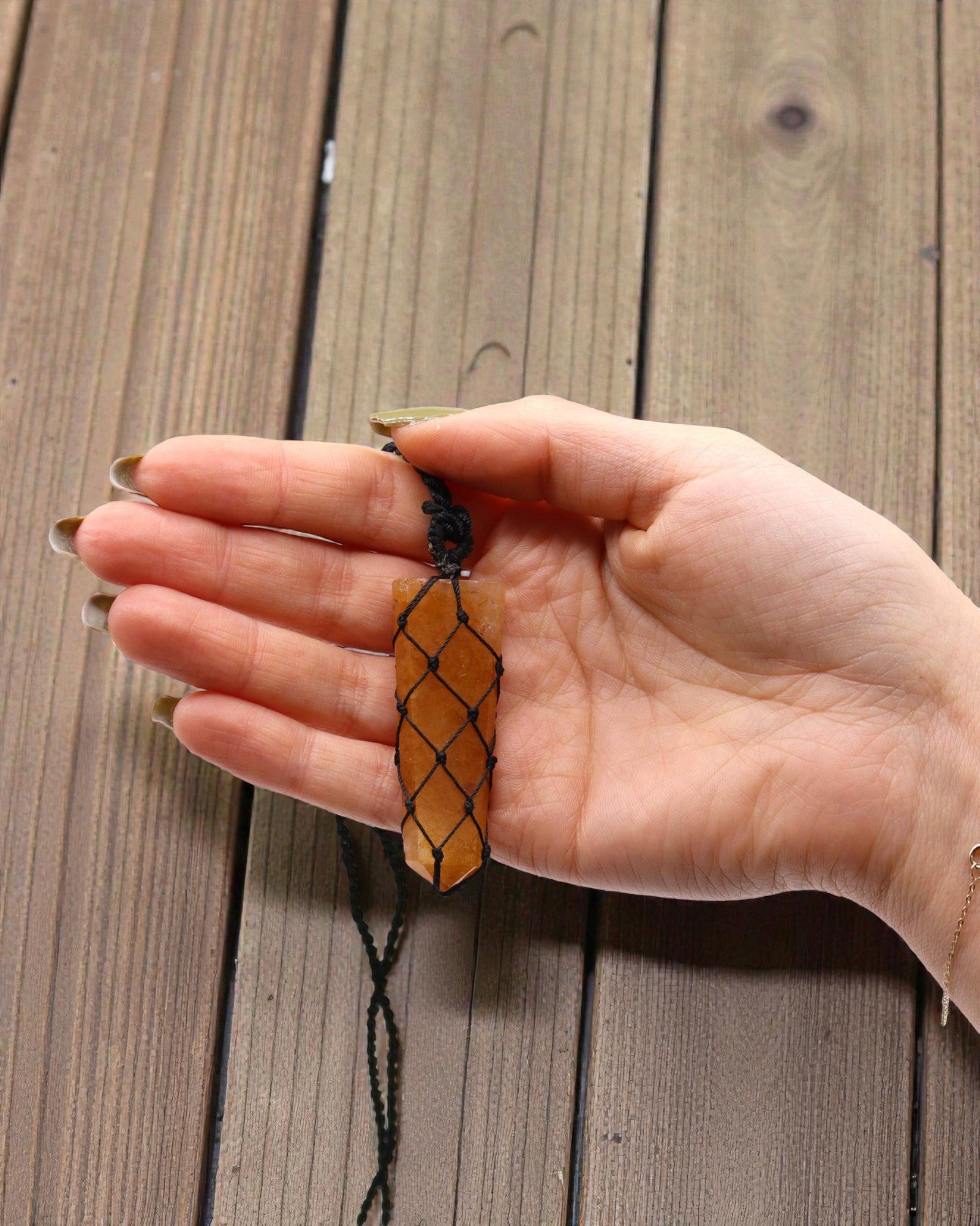 Złoty Impuls – Naszyjnik Makrama ze Złotym Kwarcem Punktowym