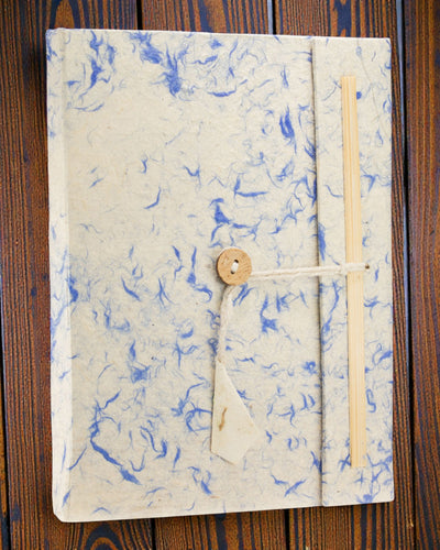 Blue Cotton Cloud – duży notatnik Lokta z niebieską bawełną 21 × 15 cm, 45 kartek