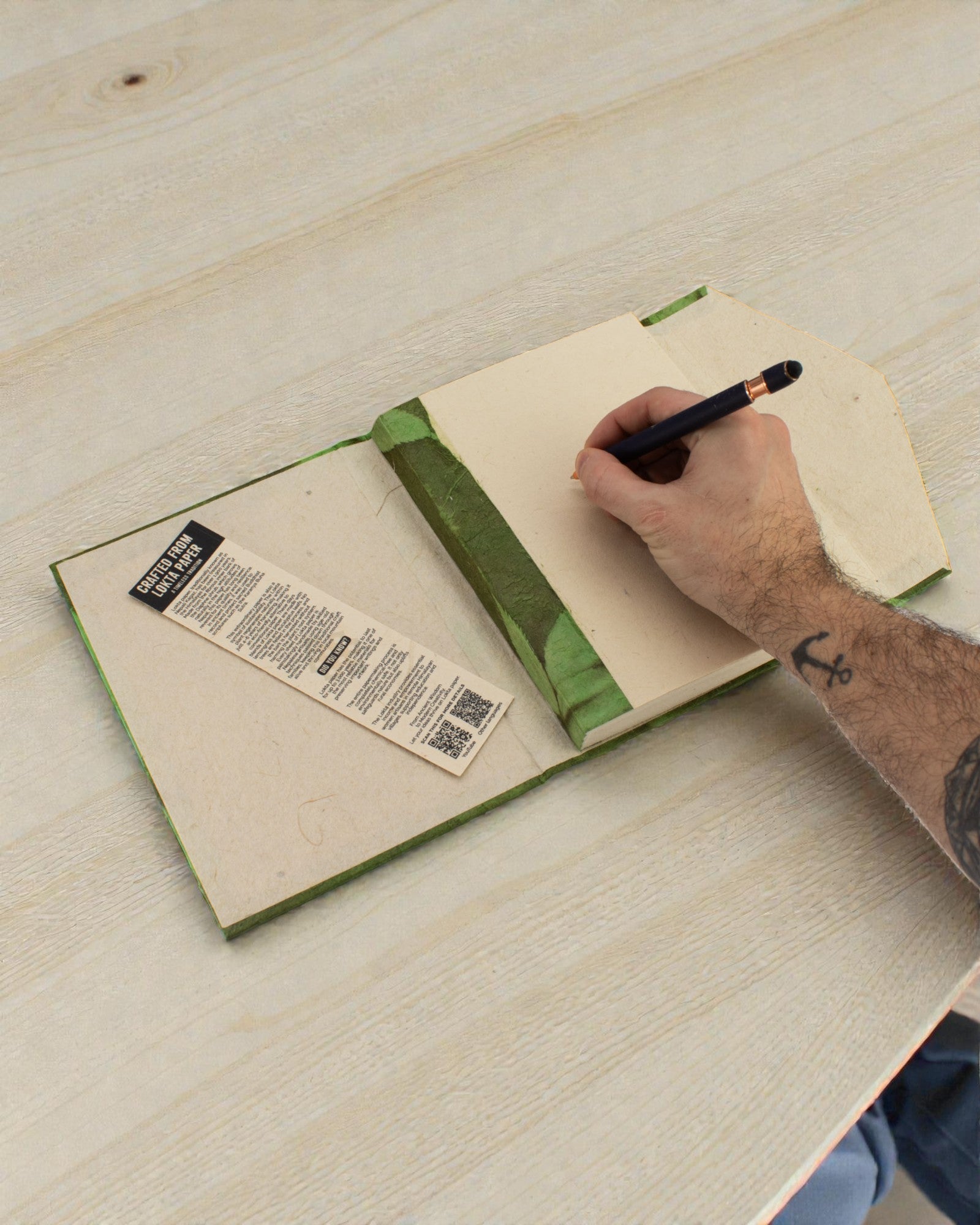 Μεγάλο Σημειωματάριο σε σχήμα αγκώνα με έντονα λουλούδια – Δασικό πράσινο (45 φύλλα, 21 x 15 cm)