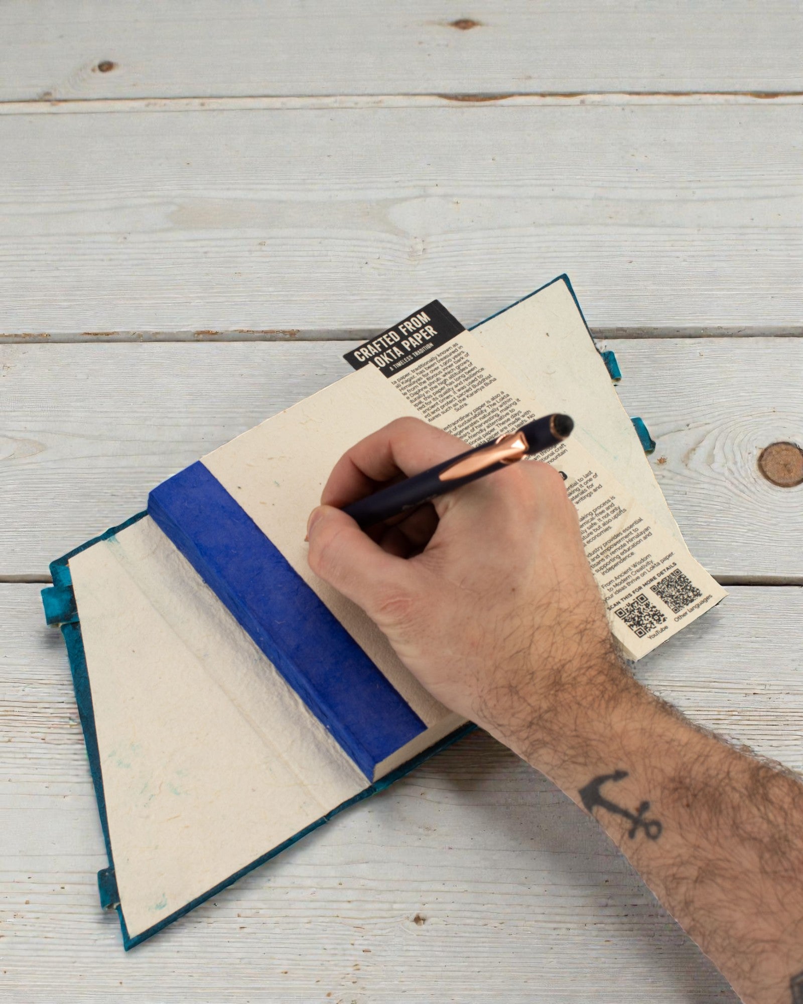 Μεσαίο σημειωματάριο Lokta με τολμηρά λουλούδια – ναυτικό μπλε (45 φύλλα, 15 x 12 cm)