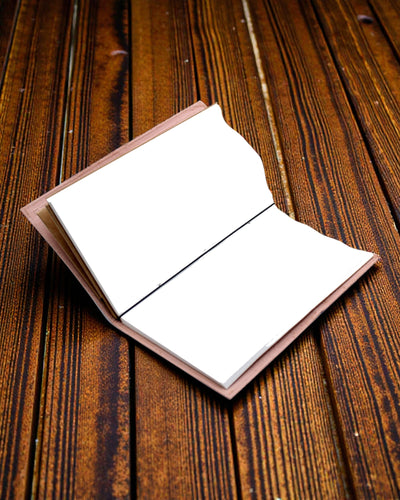 The Adventure Begins – czerwony skórzany notatnik ręcznie wykonany 22 × 12 × 1,5 cm, 80 stron