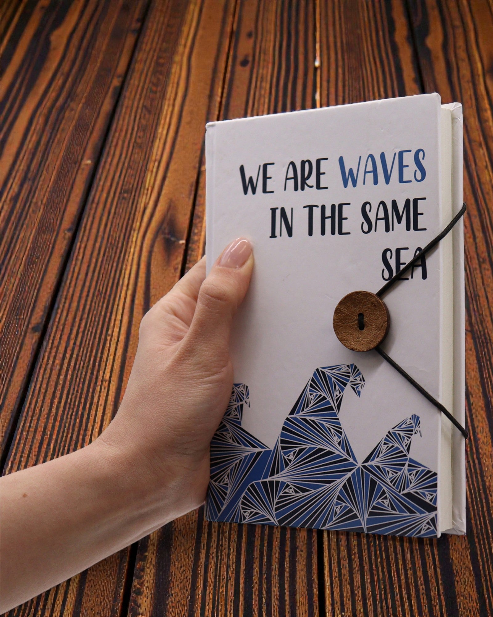 Φύλλα Μαζί – μικρό σημειωματάριο με λουράκι και κουμπί από καρύδα 18 × 12,5 cm, 200 σελίδες