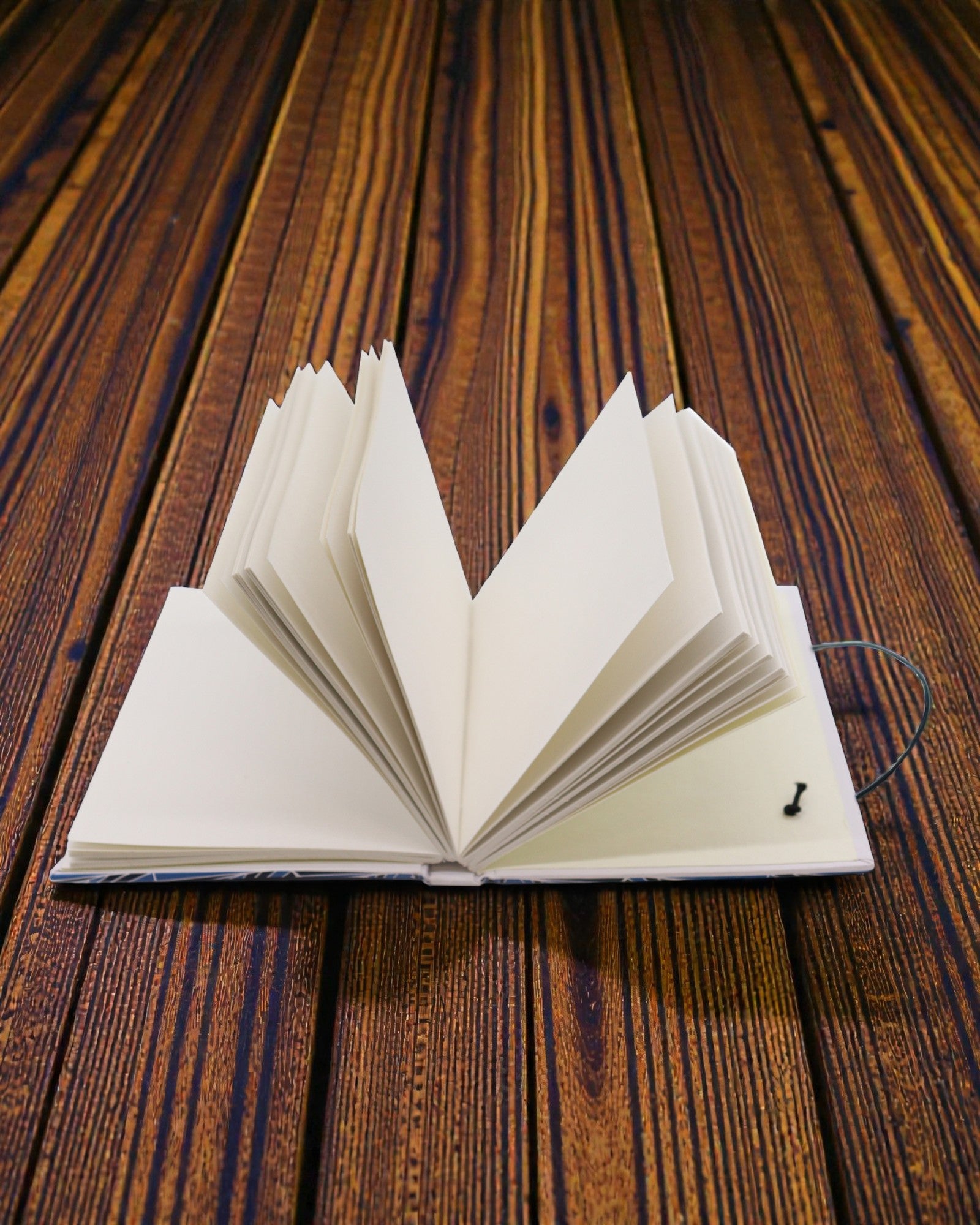 Φύλλα Μαζί – μικρό σημειωματάριο με λουράκι και κουμπί από καρύδα 18 × 12,5 cm, 200 σελίδες