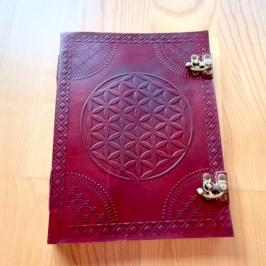 Skórzany Notatnik Mandala Życia Grande – Ręcznie Tłoczony Kwiat Życia 25 × 33 cm