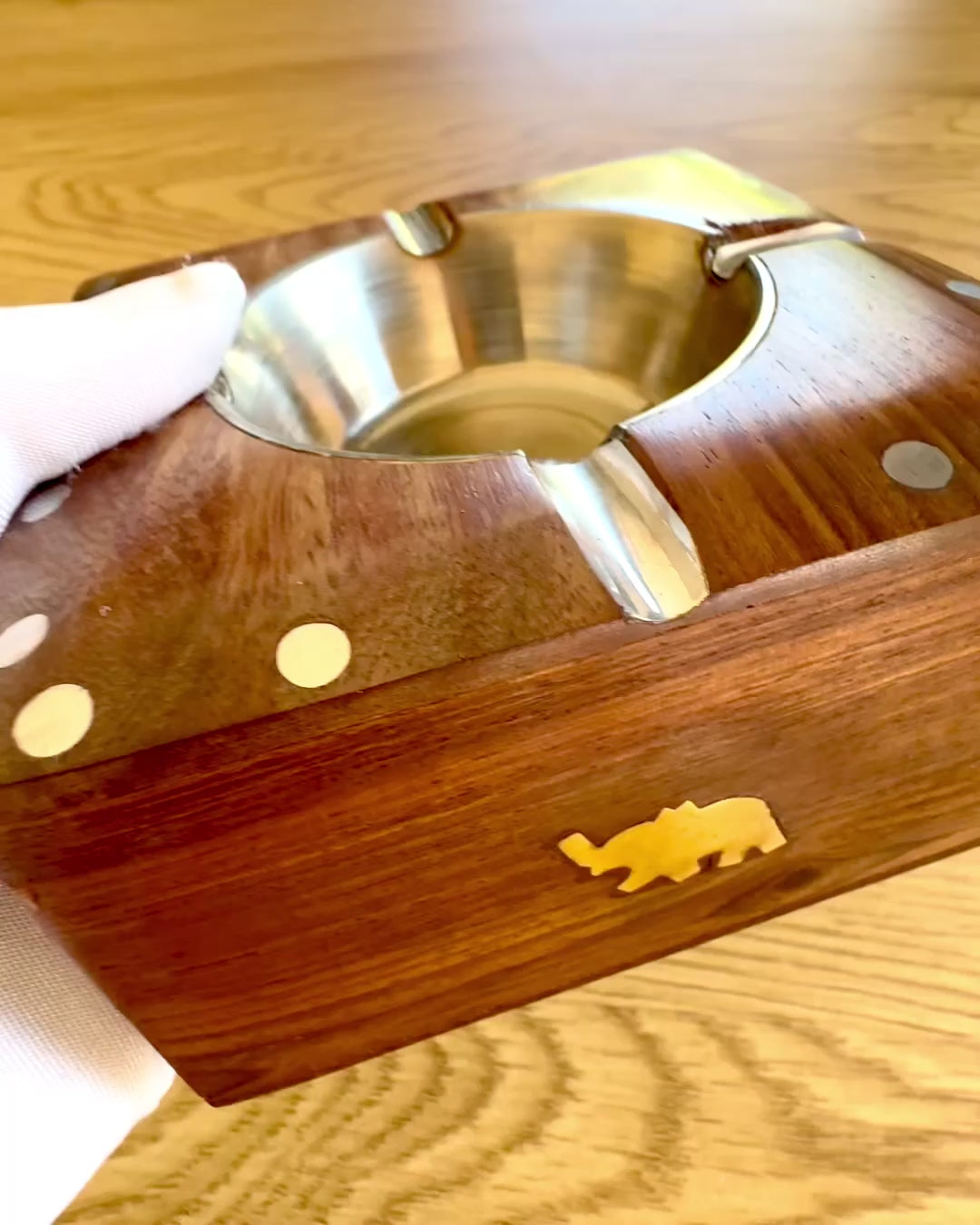 Rhino – Ręcznie robiona popielnica z drewna Shisham i mosiądzu, 11 cm szerokości, możliwość personalizacji grawerem