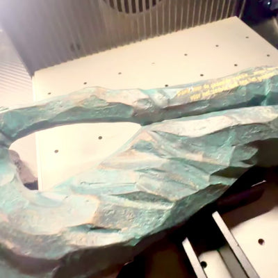 Figurka Dekoracyjna Tańcząca Para z Grawerem – Romantyczny Prezent na Ślub lub Rocznicę – Wysokość 28 cm, Wykonana z Polyresinu, Elegancki Design w Głębokiej Kolorystyce