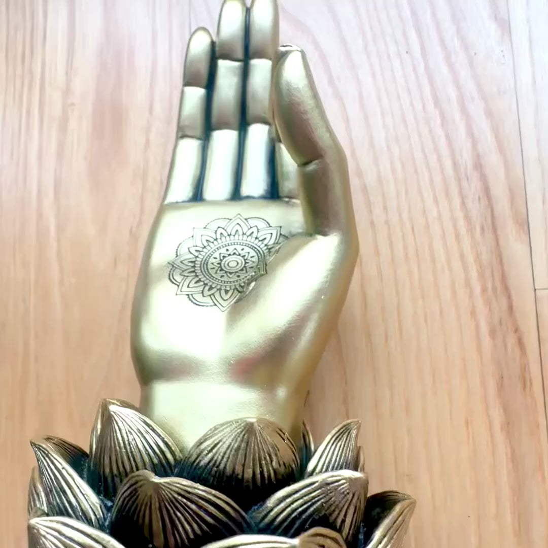 Złota Figurka Dłoń Buddy Mudra OM z Grawerem - Elegancka Dekoracja na Prezent - Kwiat Lotosu, 21cm, Polyresin, Styl Glamour