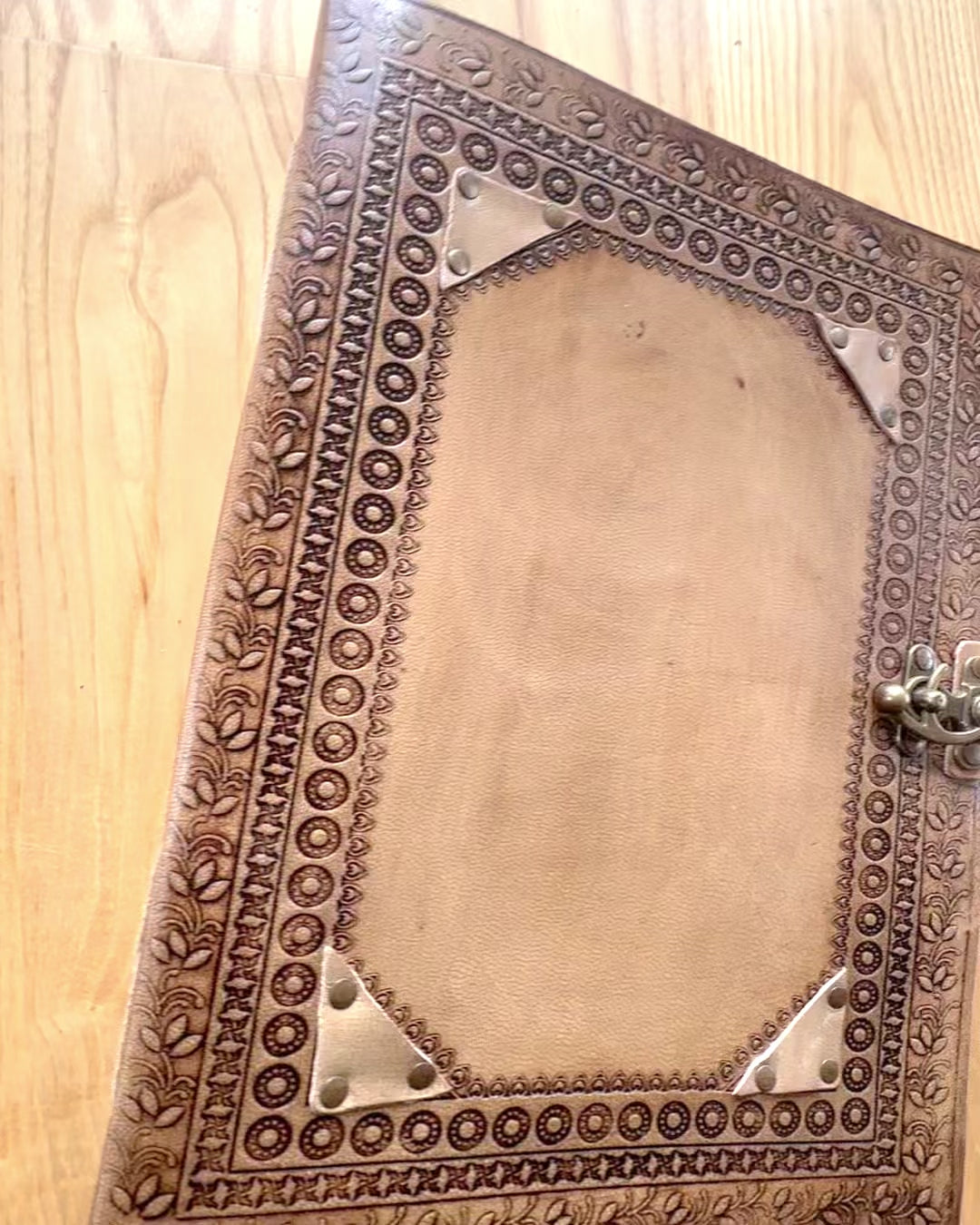 Skórzana Księga Wspomnień Heritage – Personalizowany Notatnik 25 × 33 cm