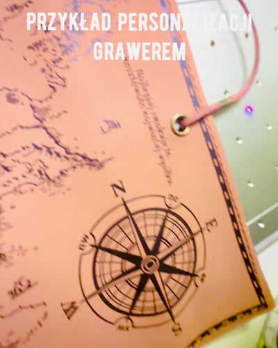 Retro Jasno brązowy - matowy, skórzany Piórnik w Stylu Podróżnika z Mapą Świata – Praktyczny i Pojemny. Personalizacja grawerem.