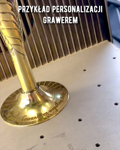 Ποτήρι "Πνεύμα της Τέχνης" από κέρατο βουβαλιού και ορείχαλκο – χειροποίητο στην Ινδία, 22 εκ., δυνατότητα εξατομίκευσης με χάραξη για δώρο